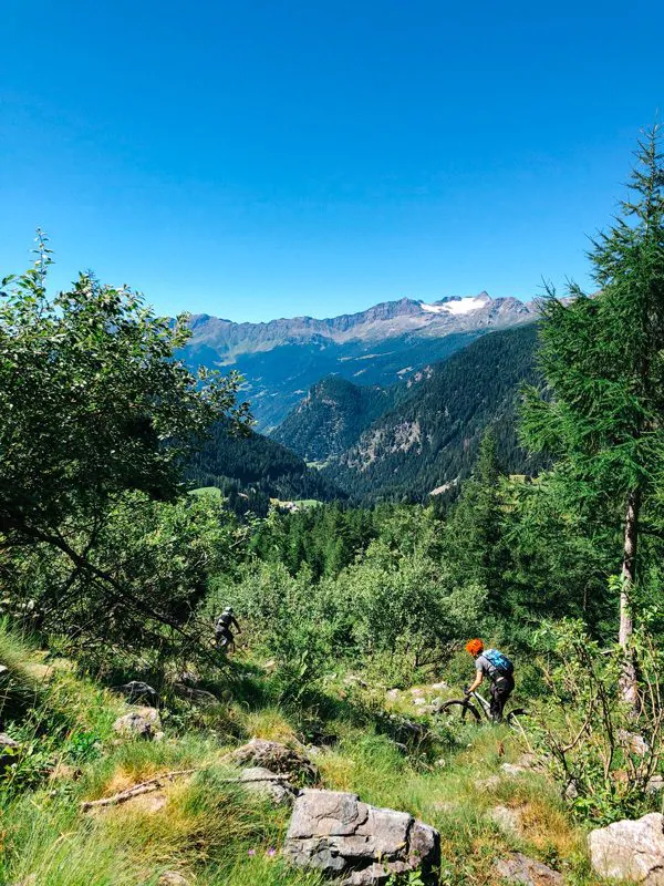 Mountainbiker auf Trails im Valposchiavo