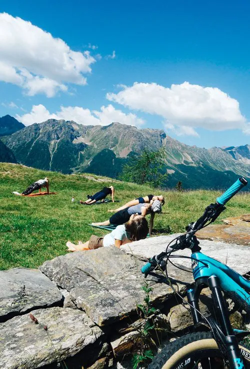 Yoga in den Bergen mit Mountainbike
