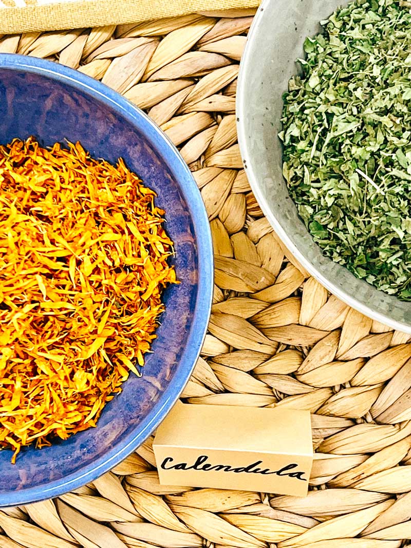 Tee-kraeuter-Poschiavo Calendula und Tee Kräuter im Valposchiavo